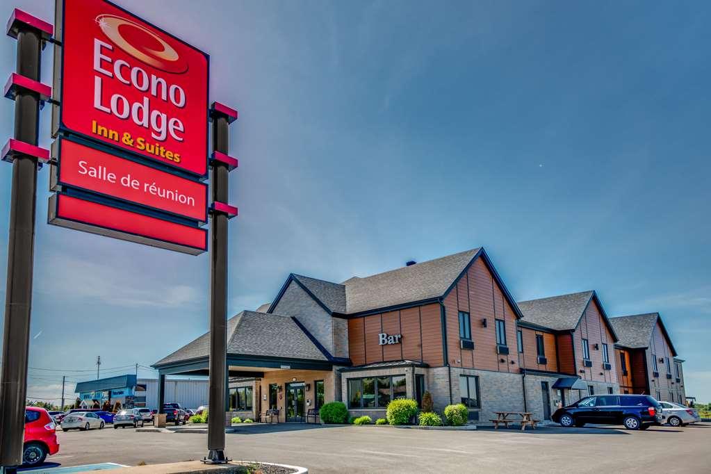 Econo Lodge Inn & Suites Saint Apollinaire Екстер'єр фото