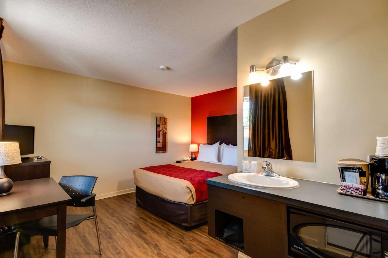 Econo Lodge Inn & Suites Saint Apollinaire Екстер'єр фото