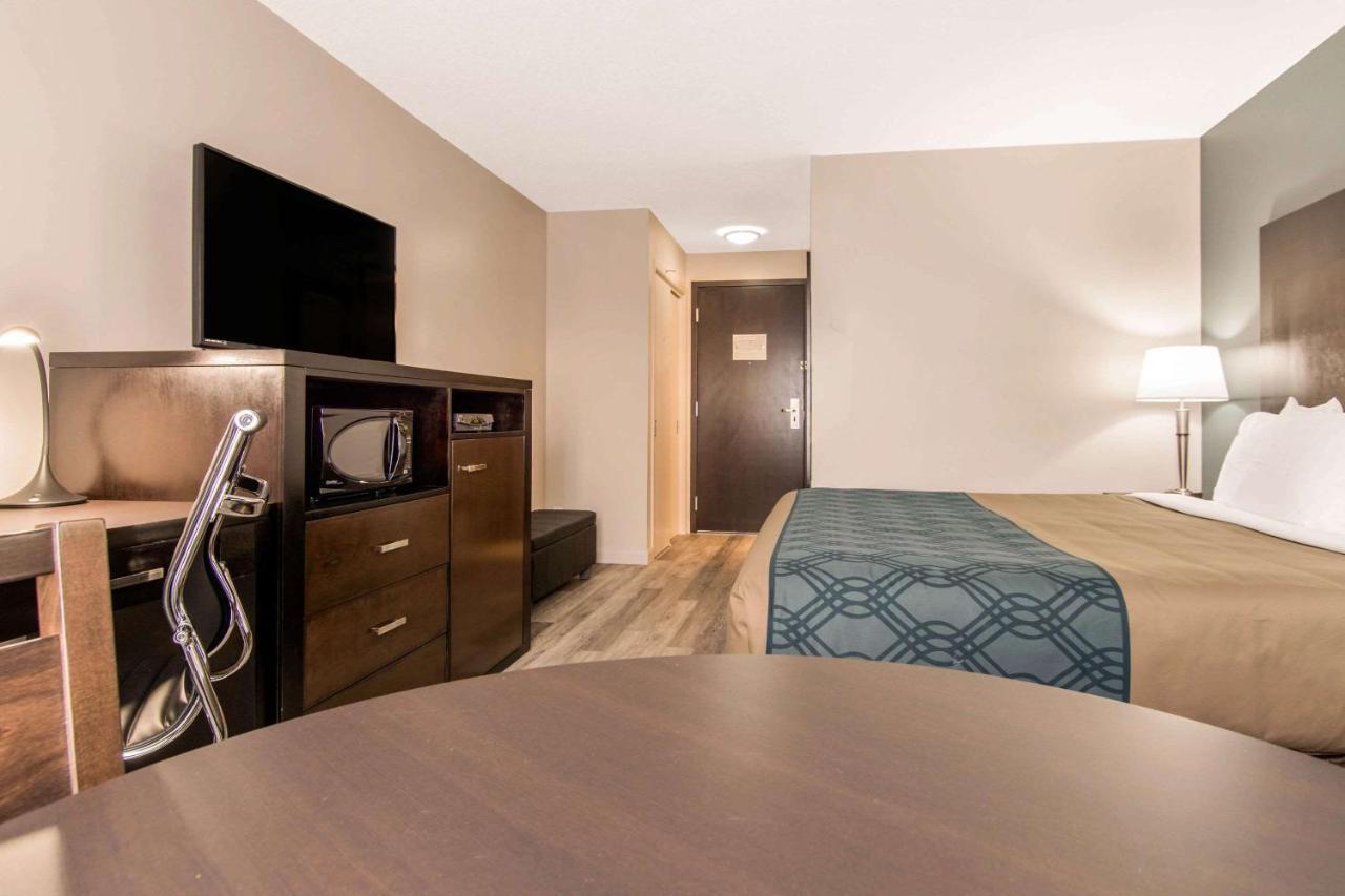 Econo Lodge Inn & Suites Saint Apollinaire Екстер'єр фото