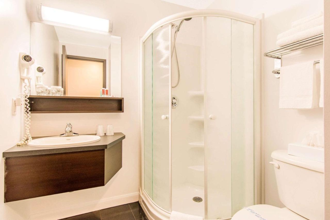 Econo Lodge Inn & Suites Saint Apollinaire Екстер'єр фото