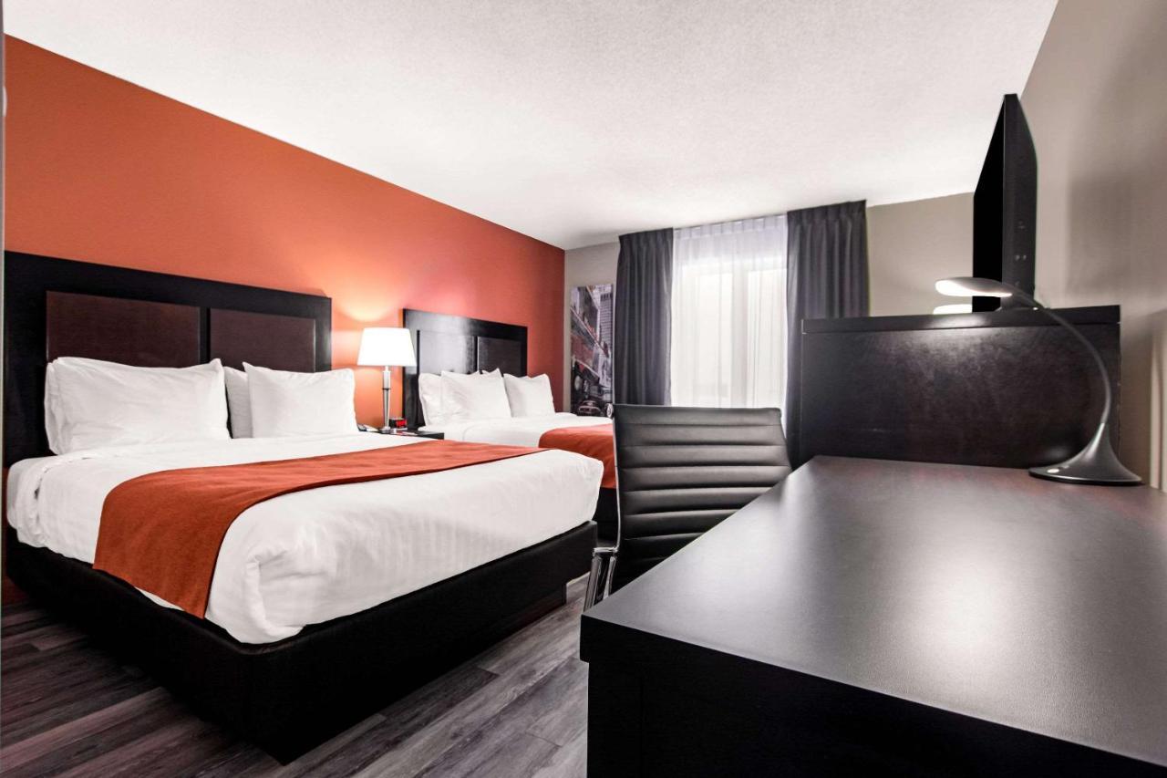 Econo Lodge Inn & Suites Saint Apollinaire Екстер'єр фото