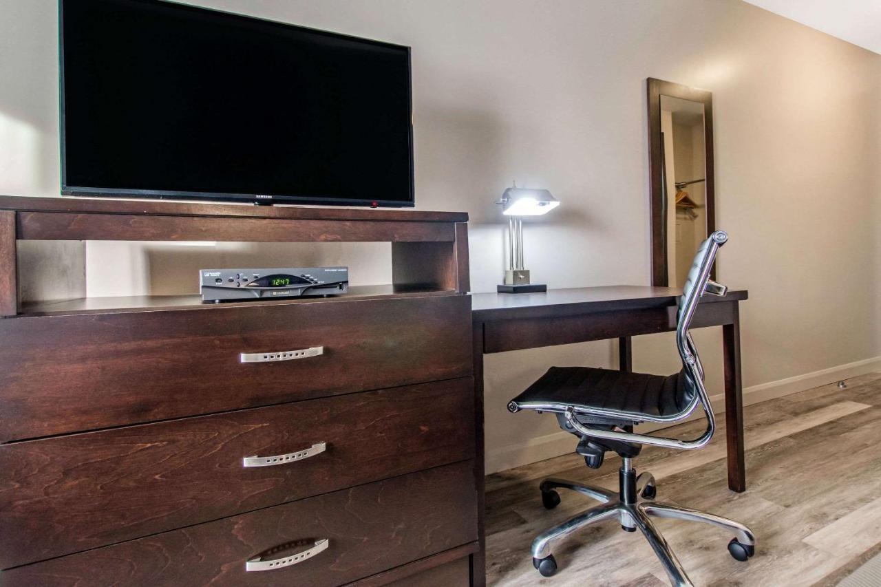 Econo Lodge Inn & Suites Saint Apollinaire Екстер'єр фото