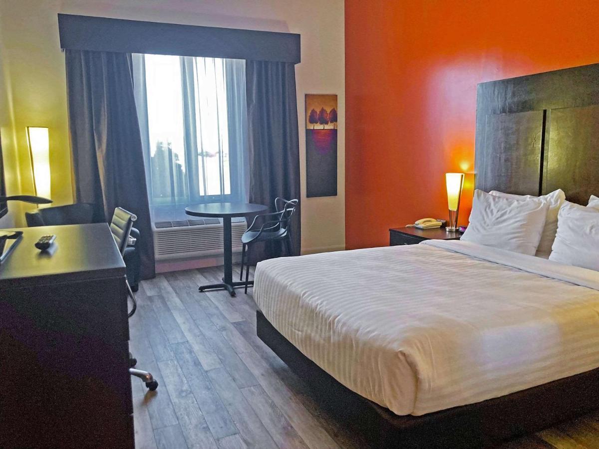 Econo Lodge Inn & Suites Saint Apollinaire Екстер'єр фото