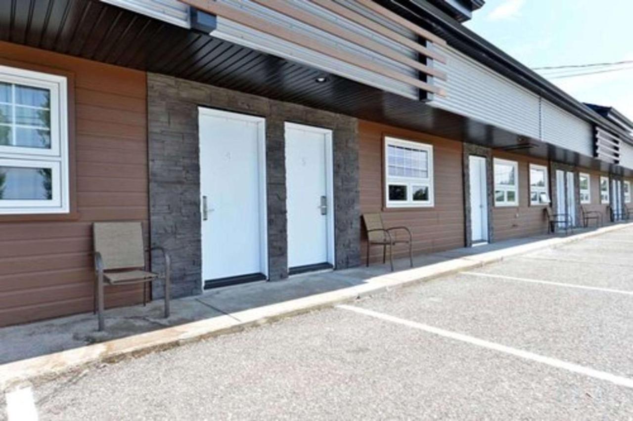Econo Lodge Inn & Suites Saint Apollinaire Екстер'єр фото