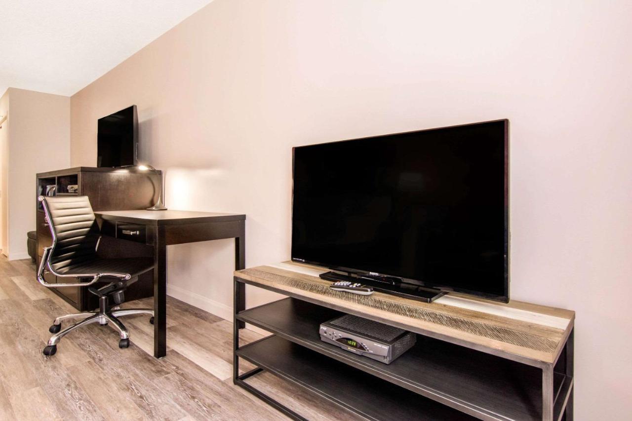 Econo Lodge Inn & Suites Saint Apollinaire Екстер'єр фото