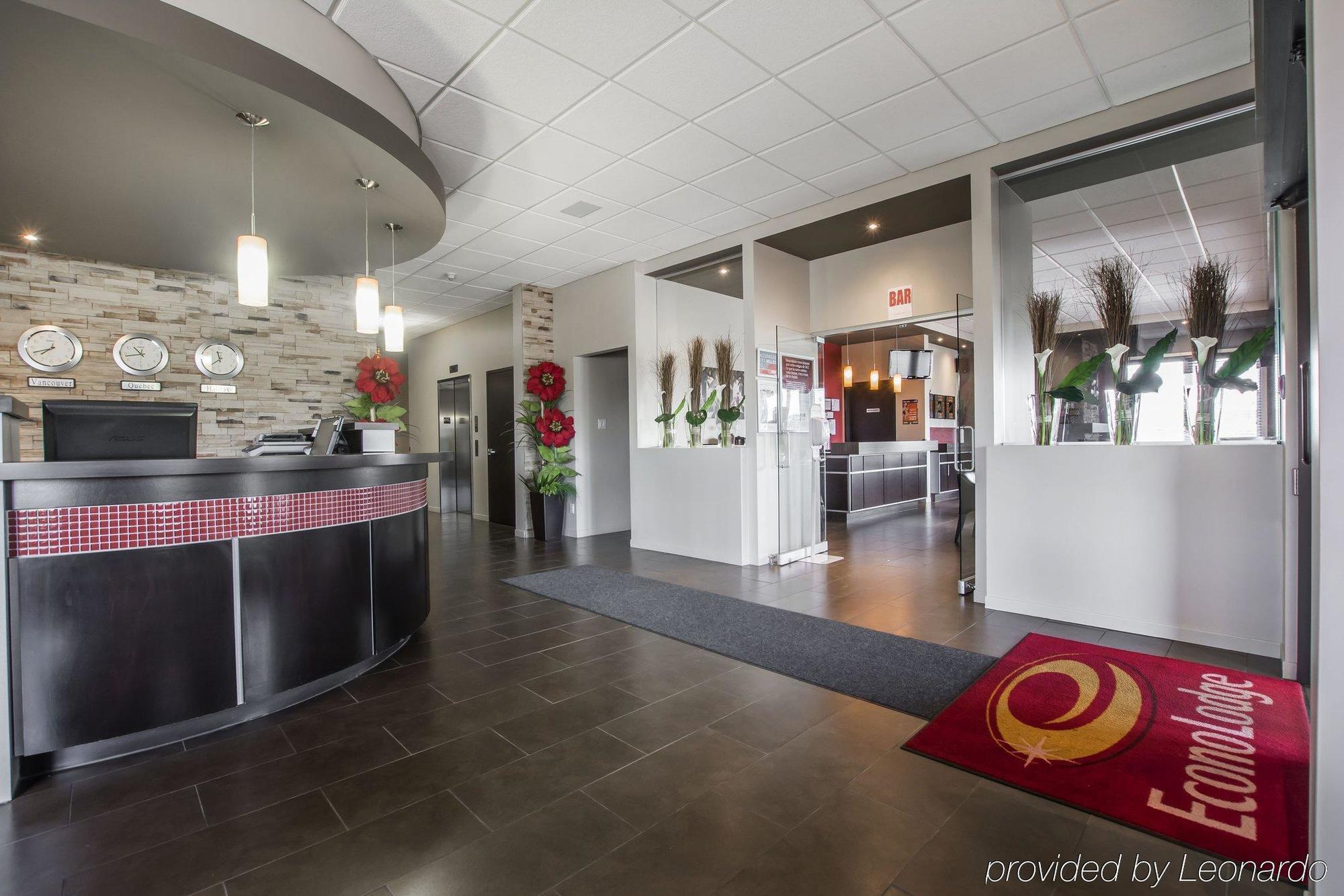 Econo Lodge Inn & Suites Saint Apollinaire Екстер'єр фото