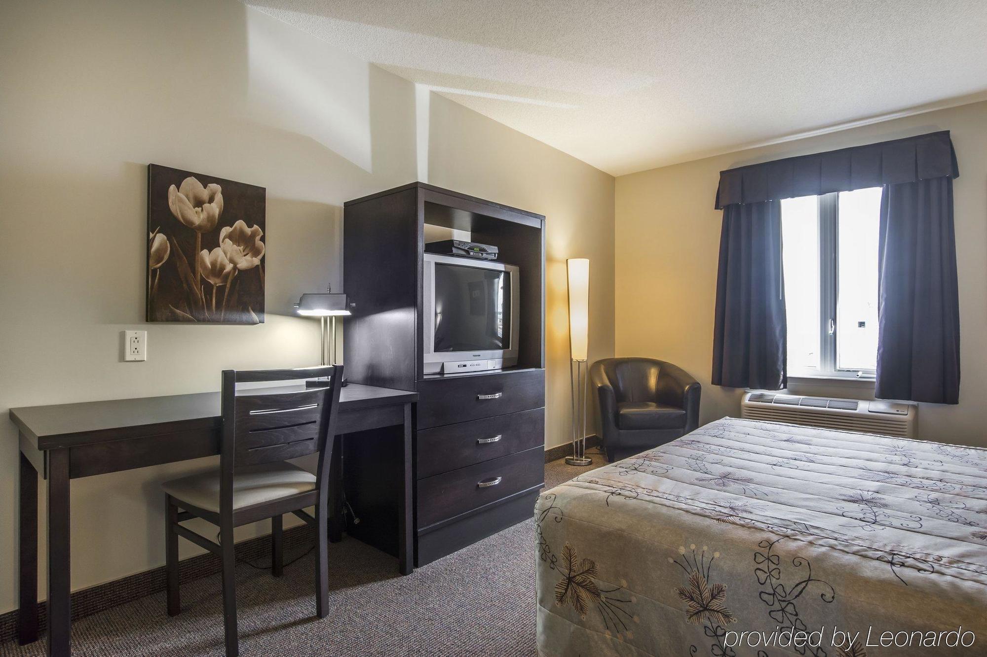 Econo Lodge Inn & Suites Saint Apollinaire Екстер'єр фото
