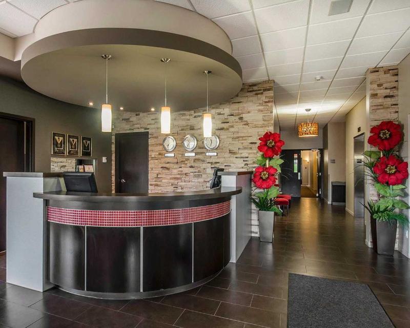 Econo Lodge Inn & Suites Saint Apollinaire Екстер'єр фото