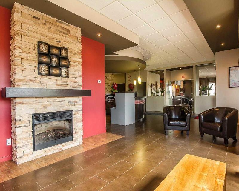 Econo Lodge Inn & Suites Saint Apollinaire Екстер'єр фото