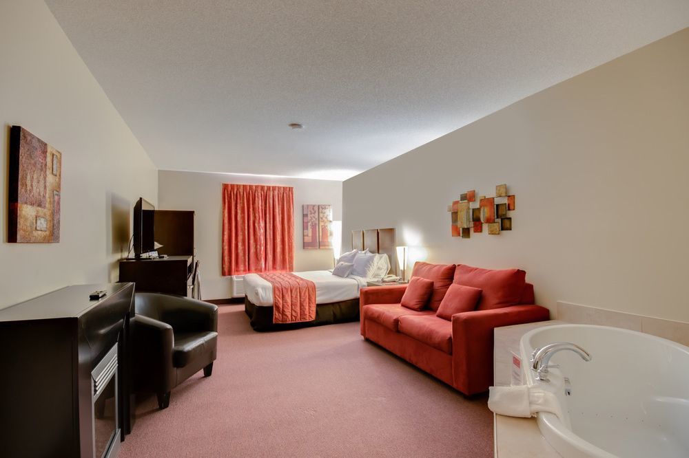 Econo Lodge Inn & Suites Saint Apollinaire Екстер'єр фото