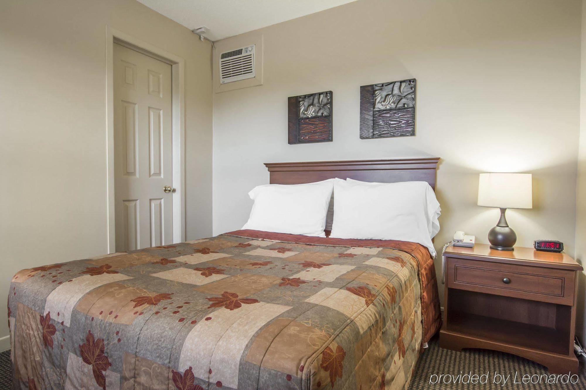Econo Lodge Inn & Suites Saint Apollinaire Екстер'єр фото