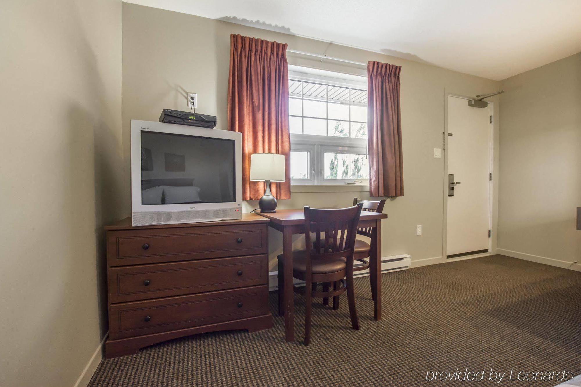 Econo Lodge Inn & Suites Saint Apollinaire Екстер'єр фото