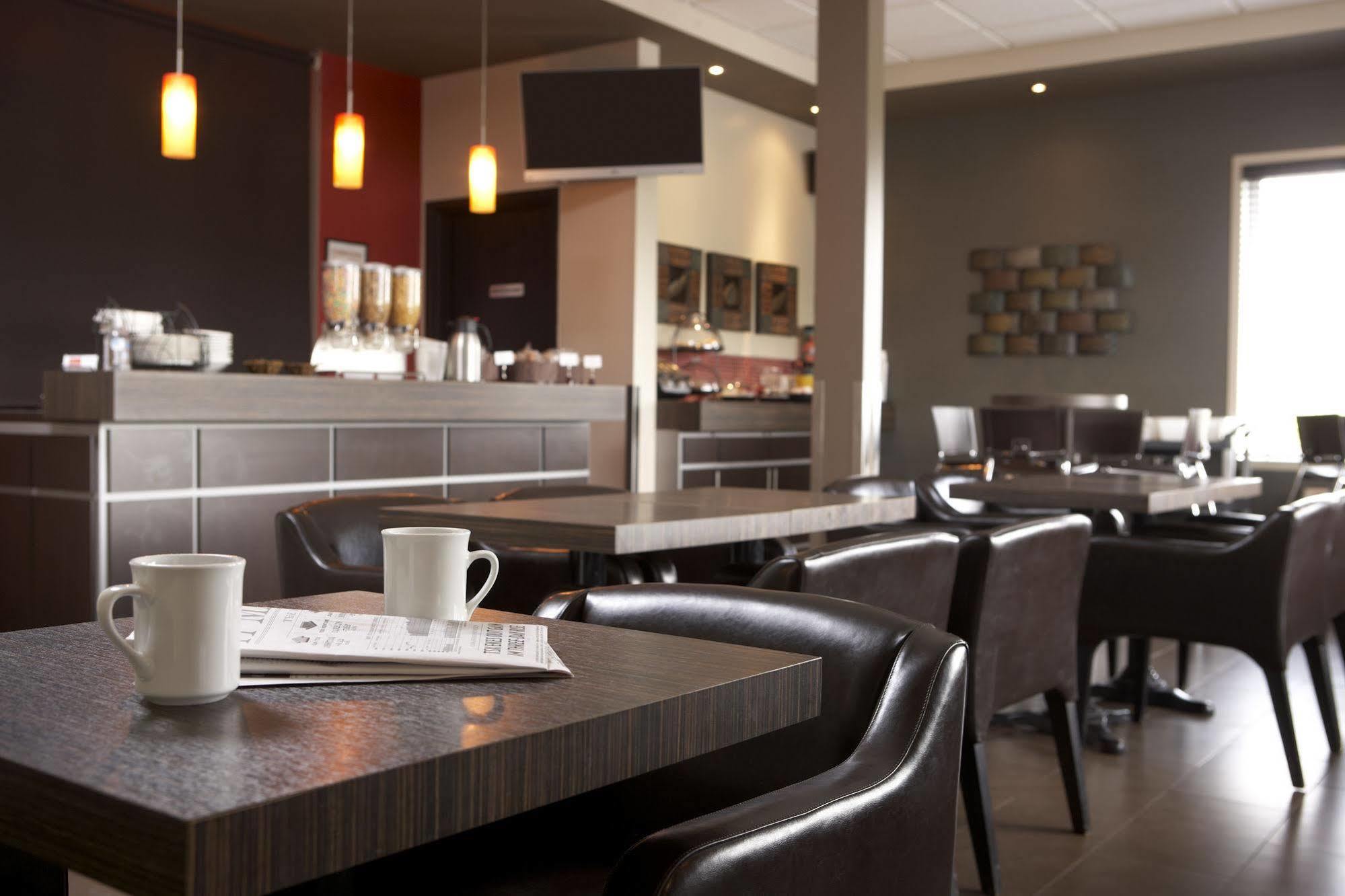 Econo Lodge Inn & Suites Saint Apollinaire Екстер'єр фото