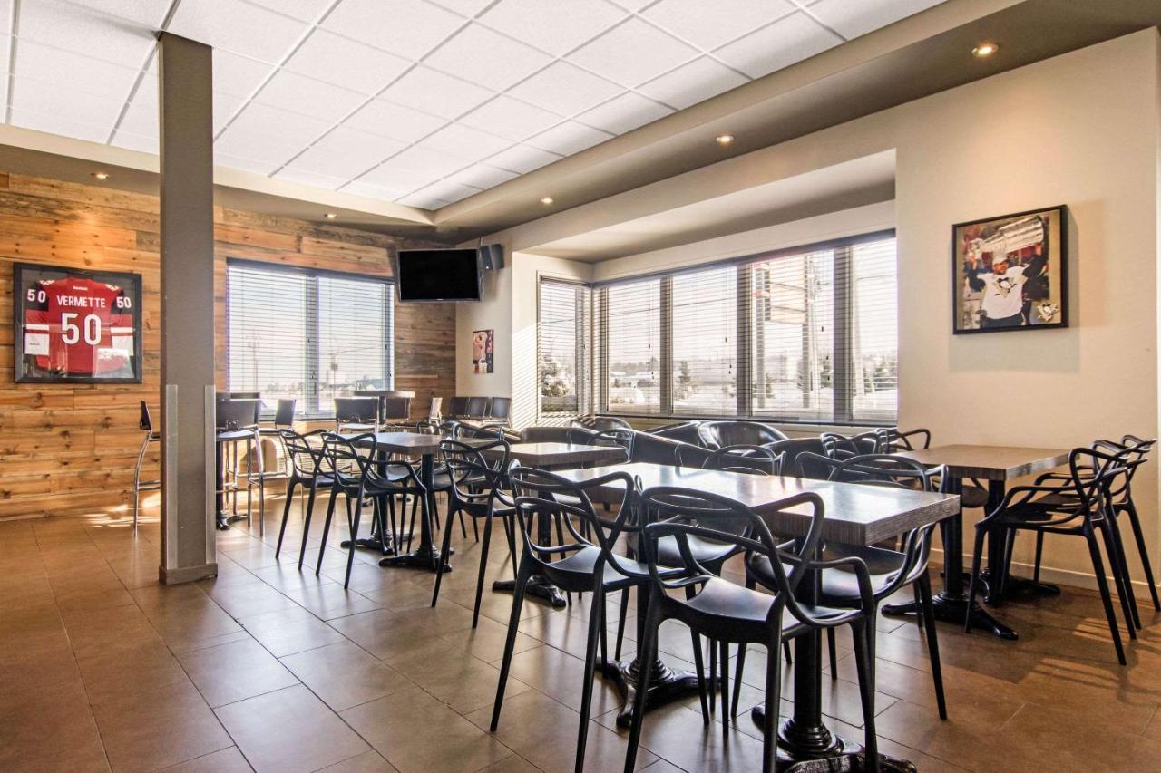 Econo Lodge Inn & Suites Saint Apollinaire Екстер'єр фото