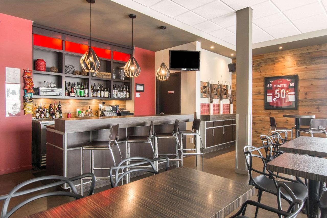 Econo Lodge Inn & Suites Saint Apollinaire Екстер'єр фото