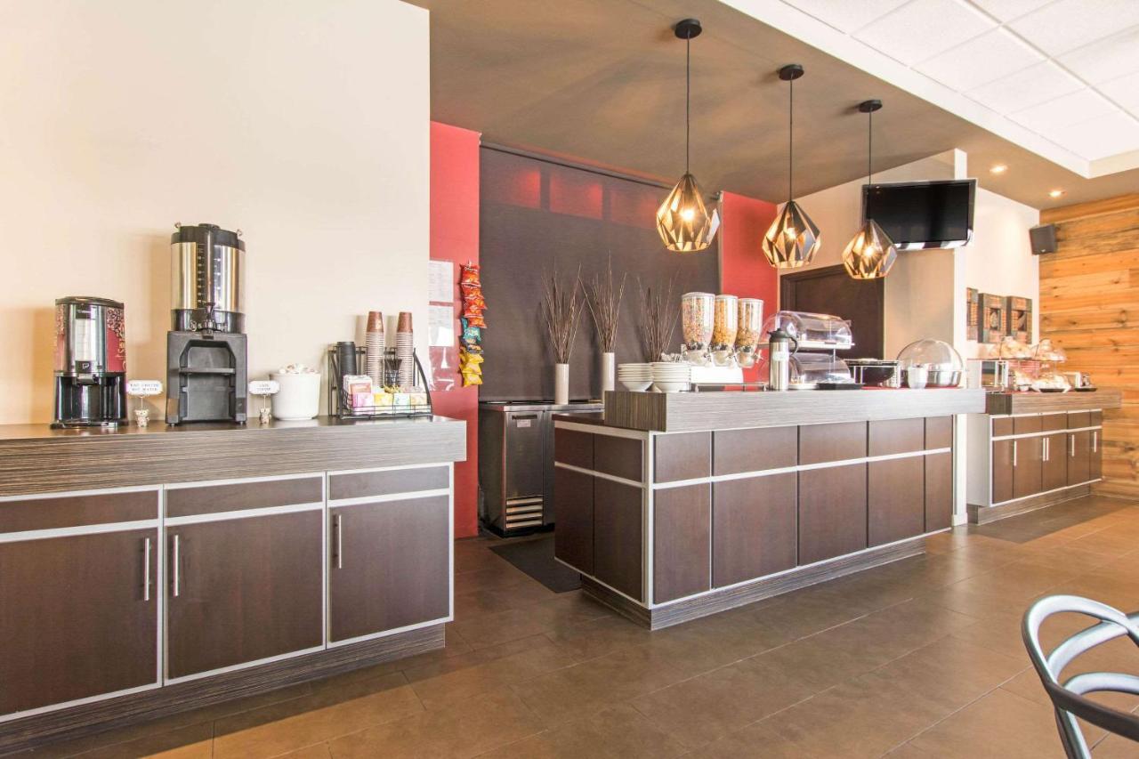 Econo Lodge Inn & Suites Saint Apollinaire Екстер'єр фото