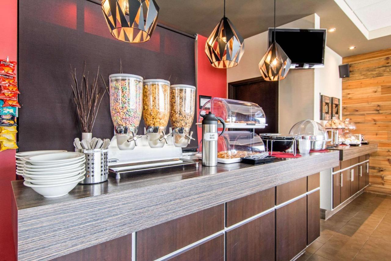 Econo Lodge Inn & Suites Saint Apollinaire Екстер'єр фото