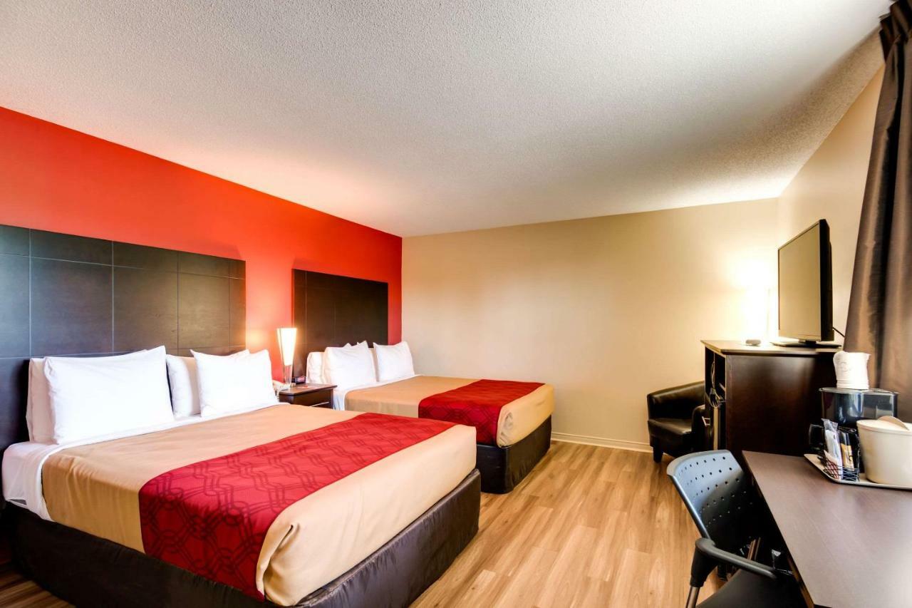 Econo Lodge Inn & Suites Saint Apollinaire Екстер'єр фото
