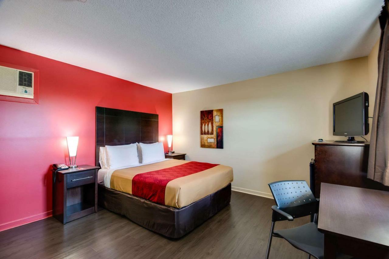 Econo Lodge Inn & Suites Saint Apollinaire Екстер'єр фото