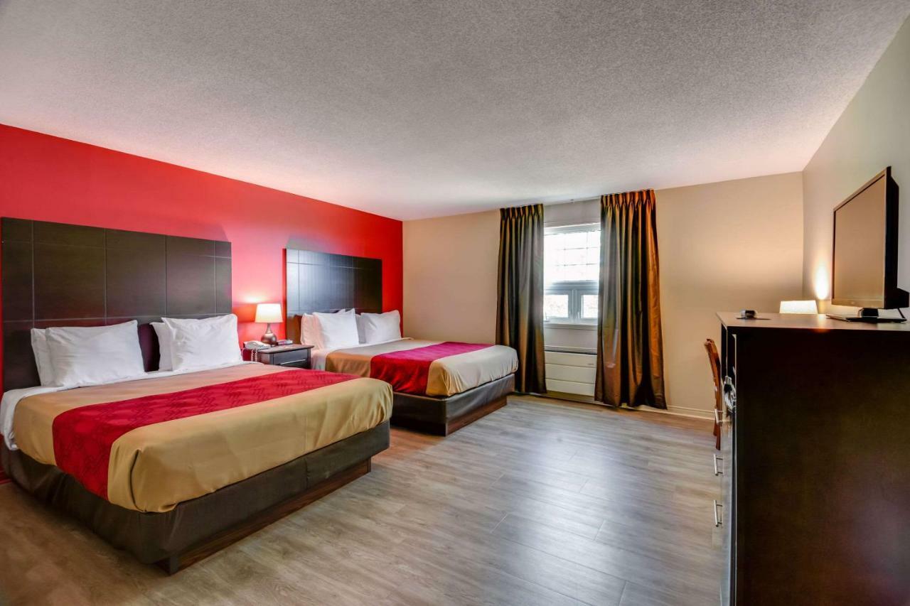 Econo Lodge Inn & Suites Saint Apollinaire Екстер'єр фото