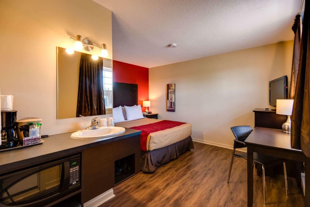 Econo Lodge Inn & Suites Saint Apollinaire Екстер'єр фото