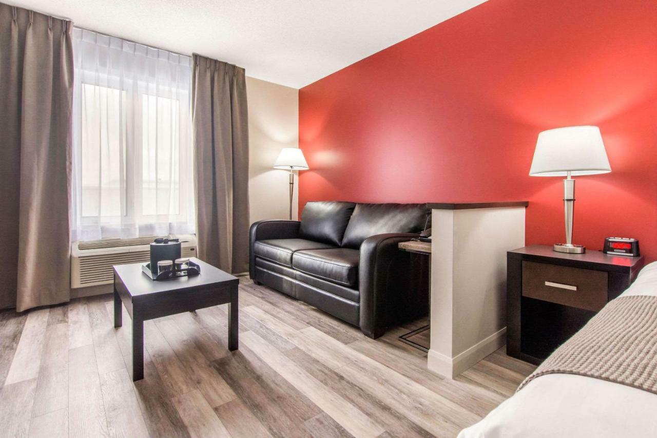 Econo Lodge Inn & Suites Saint Apollinaire Екстер'єр фото
